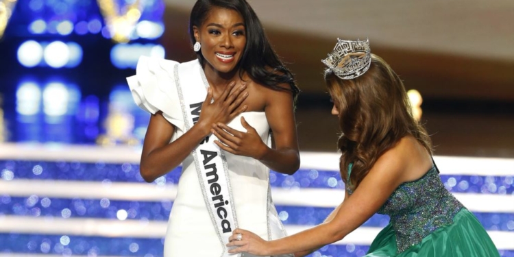 Конкурс «Мисс Америка» впервые прошел без выхода в купальниках