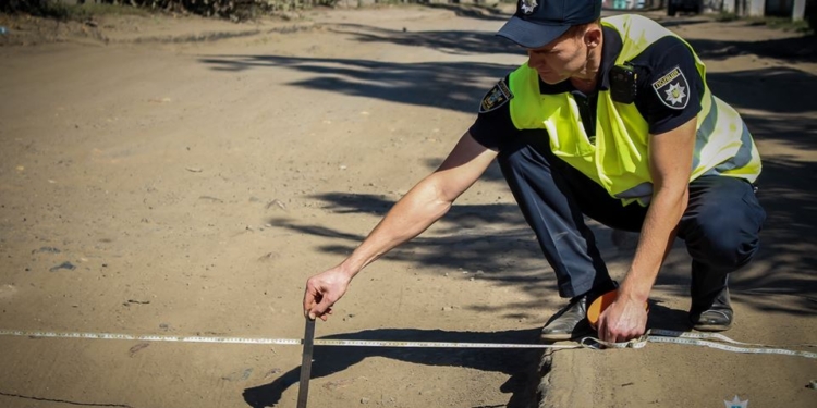 Эти ямы никто не укатывал, но они «укатают» кого-угодно: в Николаеве патрульные проверили состояние улиц Новозаводская, Турбинная и Авангардная