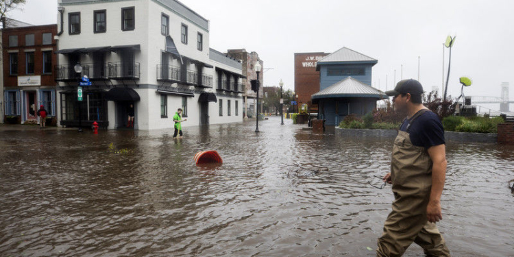 В США выросло число погибших в результате мощного урагана Флоренс