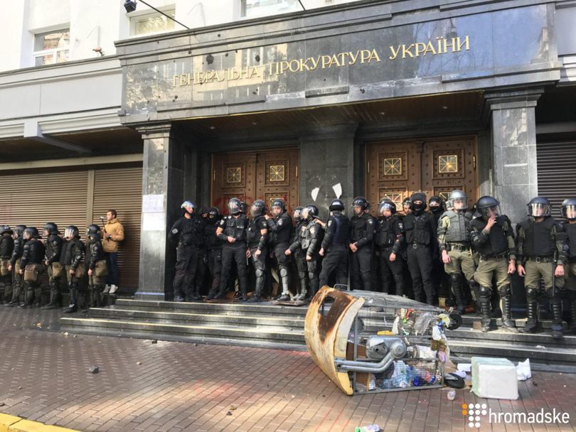 В Киеве у здания ГПУ произошли потасовки 7