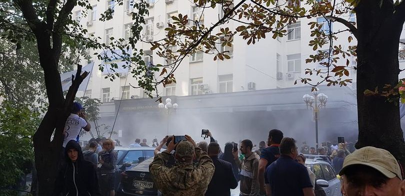 В Киеве у здания ГПУ произошли потасовки 11