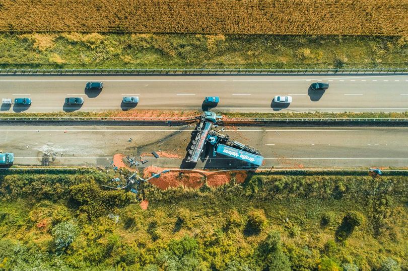 Вот такой компот: в Киевской области молоковоз протаранил фуру с яблоками 2