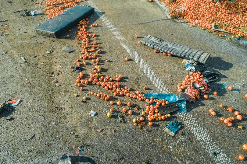 Вот такой компот: в Киевской области молоковоз протаранил фуру с яблоками 8