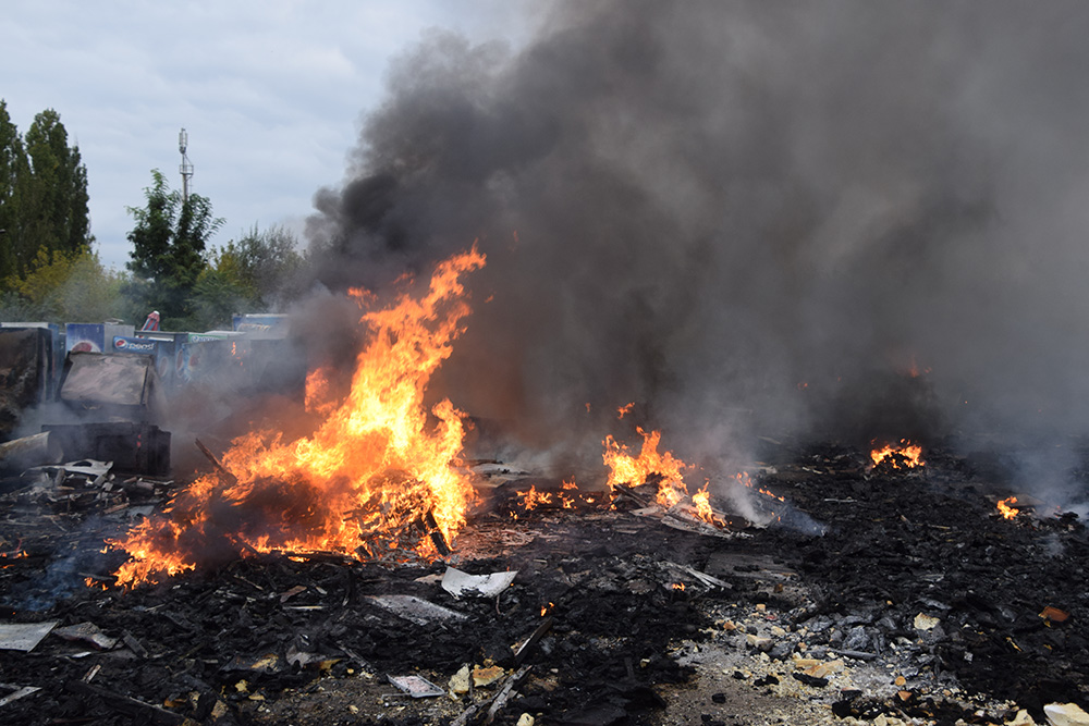 В Николаеве на открытой территории горела свалка бытовой техники 1