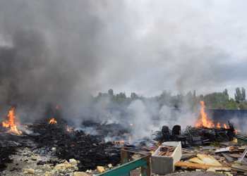 В Николаеве на открытой территории горела свалка бытовой техники