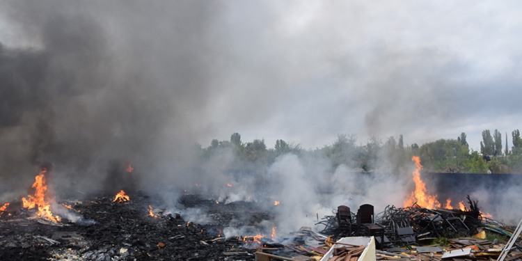 В Николаеве на открытой территории горела свалка бытовой техники