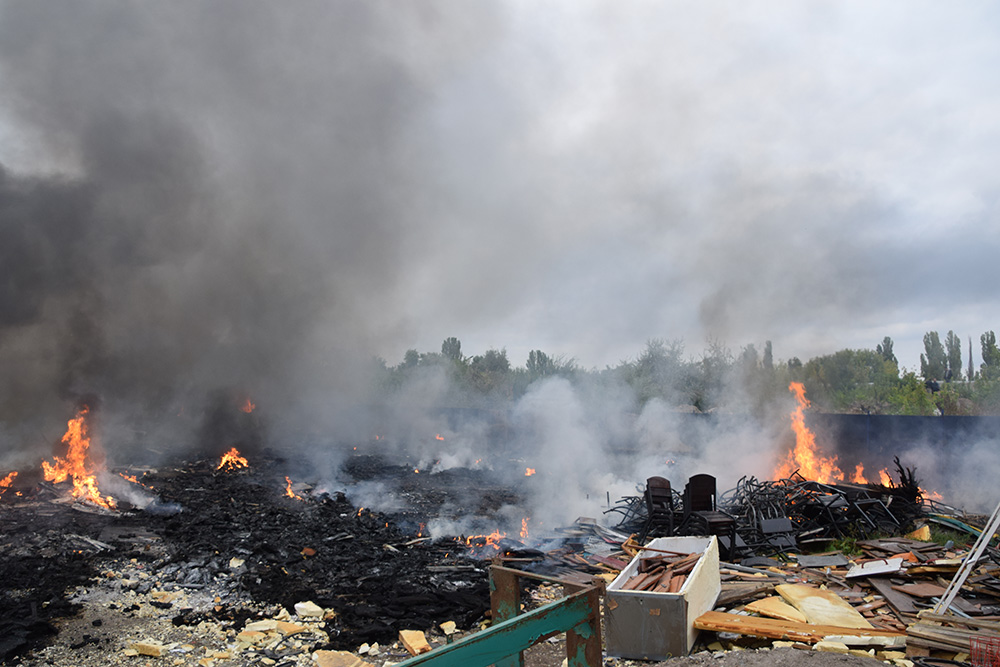 В Николаеве на открытой территории горела свалка бытовой техники 3