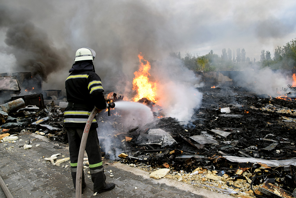 В Николаеве на открытой территории горела свалка бытовой техники 5