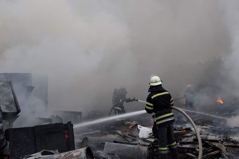 В Николаеве на открытой территории горела свалка бытовой техники 7