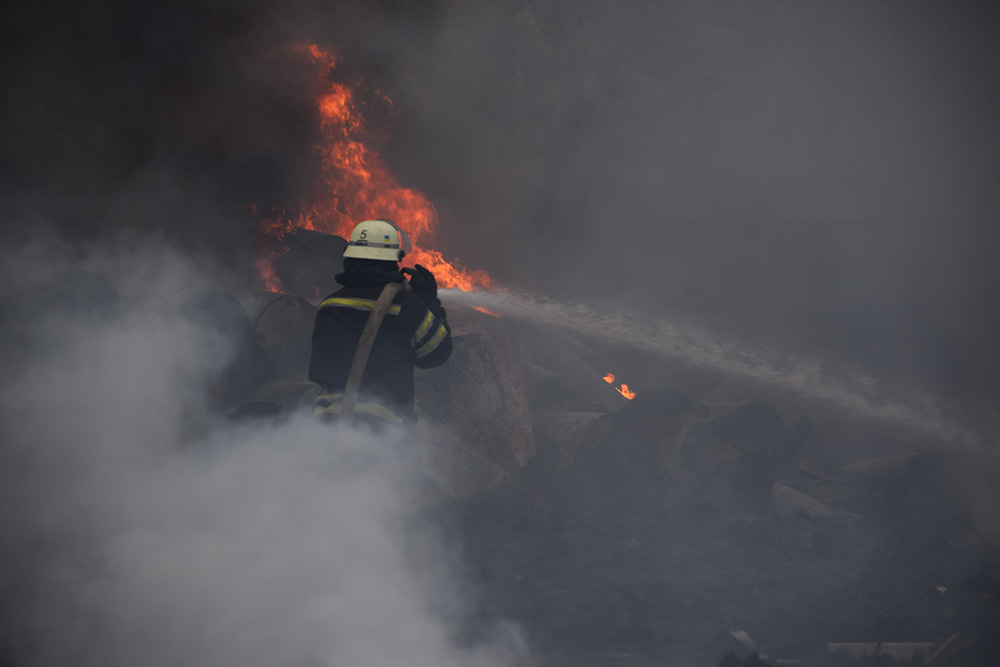 В Николаеве на открытой территории горела свалка бытовой техники 11