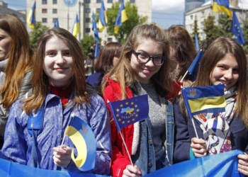 Опрос: больше половины украинцев поддерживают вступление Украины в Евросоюз, треть – против