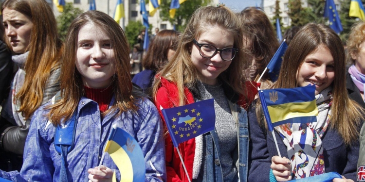 Опрос: больше половины украинцев поддерживают вступление Украины в Евросоюз, треть – против