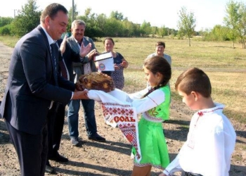 С шариками и караваем – на Харьковщине чиновники торжественно открыли новые мусорные баки