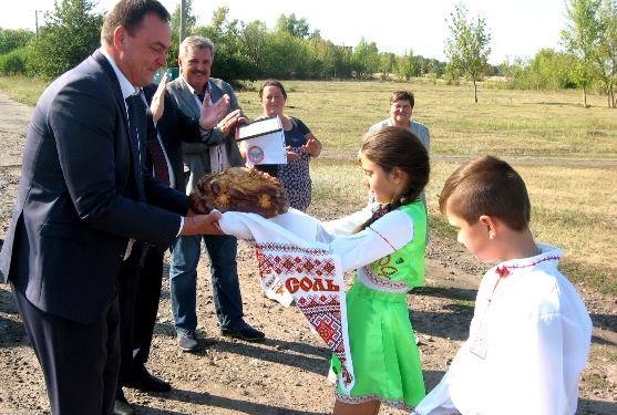 С шариками и караваем – на Харьковщине чиновники торжественно открыли новые мусорные баки