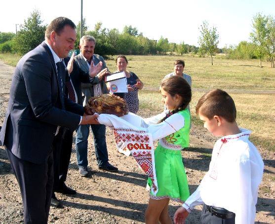 С шариками и караваем - на Харьковщине чиновники торжественно открыли новые мусорные баки 1