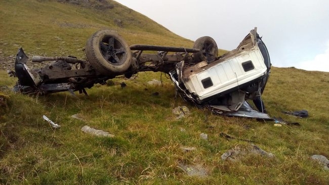 В пропасти на Закарпатье нашли разбитый внедорожник с  двумя трупами
