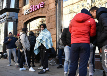 В России людям, стоящим в очереди за iPhone, порекомендовали обратиться к психотерапевтам