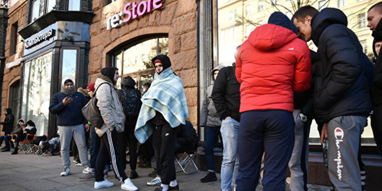 В России людям, стоящим в очереди за iPhone, порекомендовали обратиться к психотерапевтам