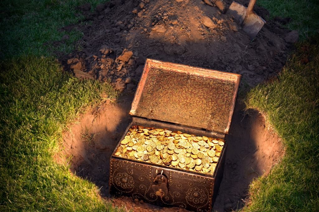 Пенсионеры в Житомирской области нашли на огороде клад монет XIV-XV века 1