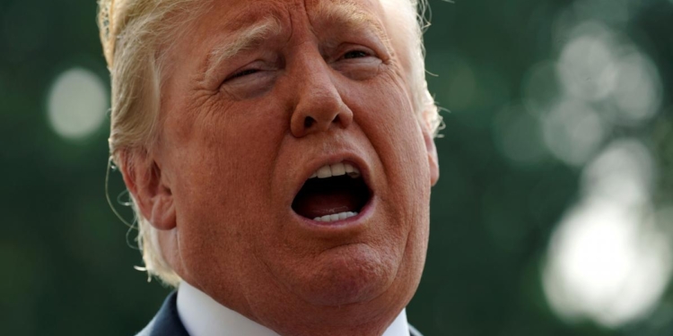 Сотрудники Белого дома пользуются секретным хэштегом для сигналов о «сумасшедших» решениях Трампа – СМИ