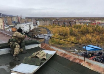 Патриарх РПЦ Кирилл вышел к народу под присмотром «снайпера-хранителя»