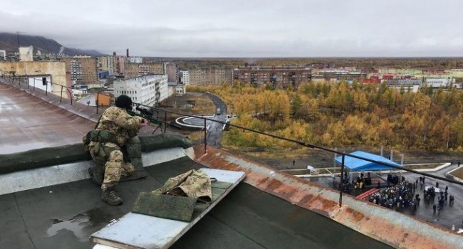 Патриарх РПЦ Кирилл вышел к народу под присмотром «снайпера-хранителя»