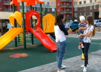Ужас. 3-летний малыш проткнул голову в детском “Лабиринте” – монтажники недокрутили крепления