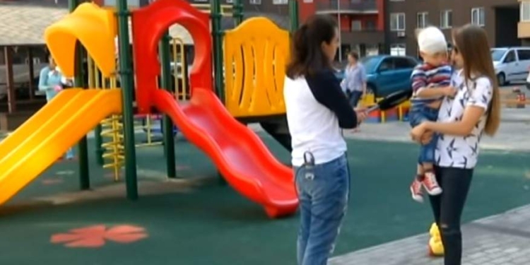 Ужас. 3-летний малыш проткнул голову в детском “Лабиринте” – монтажники недокрутили крепления