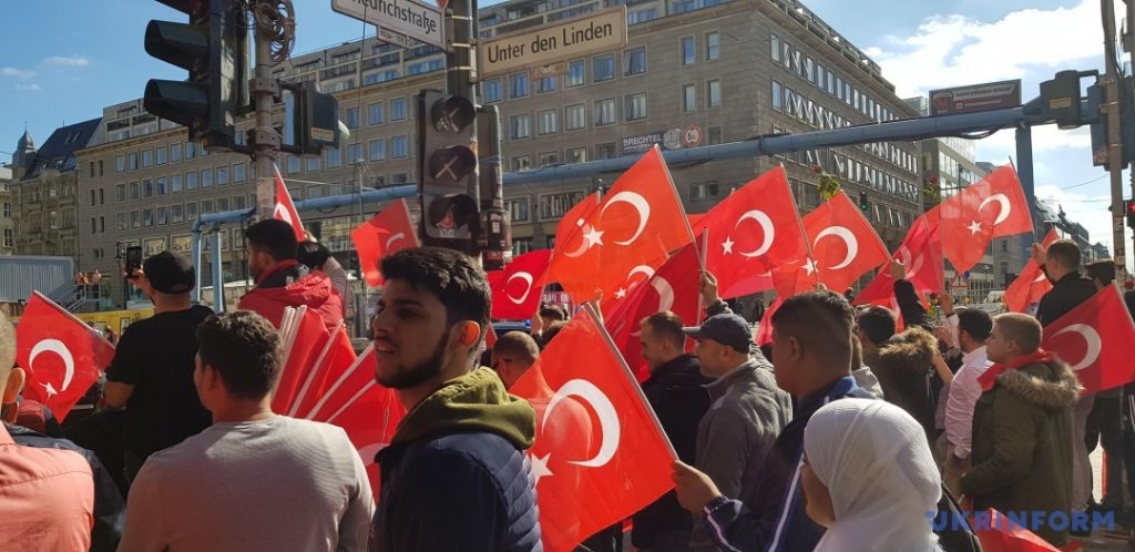 Президента Турции в Берлине охраняют более четырех тысяч копов 5