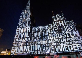 Кёльнский собор украсили световой инсталляцией к 100-летию окончания Первой мировой войны