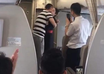 Предложение руки, сердца и увольнение получила стюардесса за один рейс