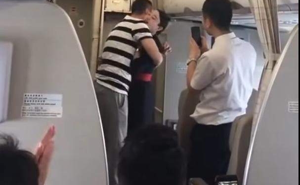 Предложение руки, сердца и увольнение получила стюардесса за один рейс