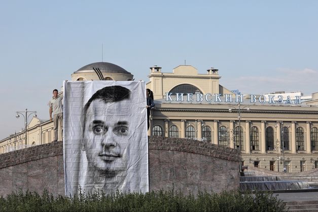 На Киевском вокзале в Москве растянули баннер в поддержку Сенцова 1