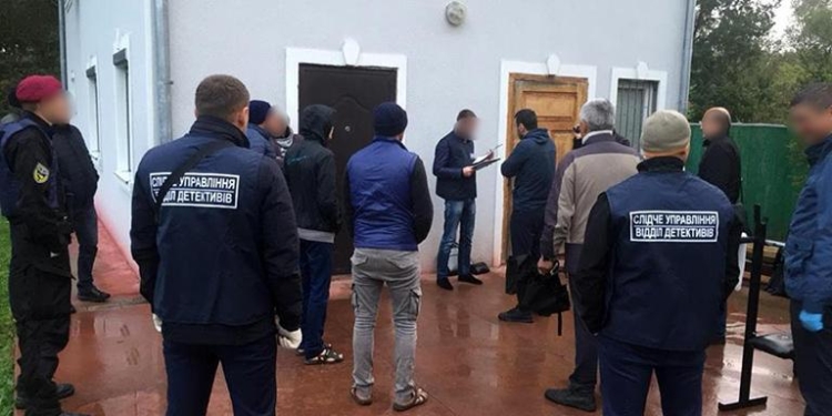 На Прикарпатье незаконно удерживали в трудовом рабстве 32 человека