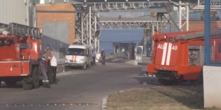 На территории Николаевского порта горело в металлических бункерах