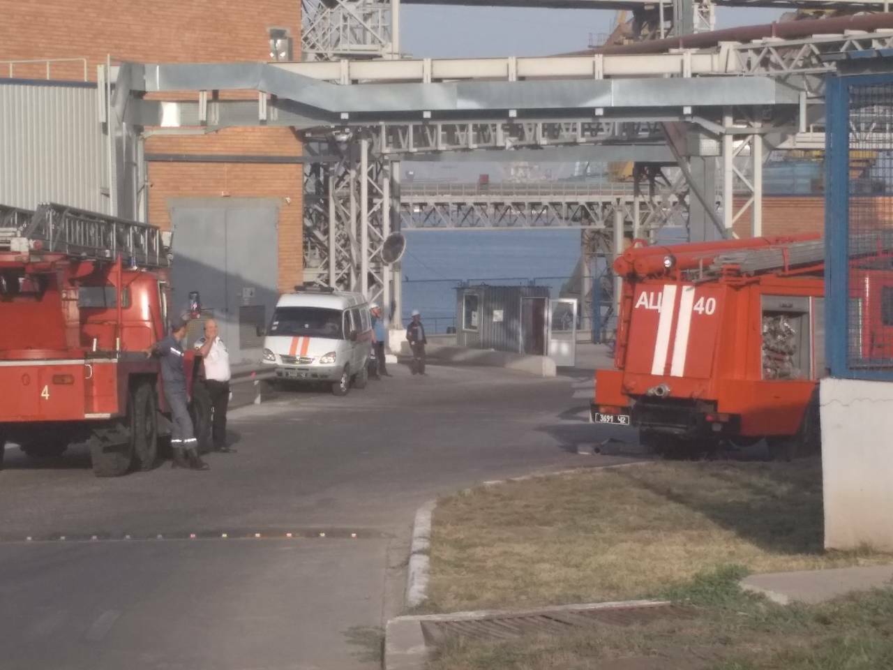 На территории Николаевского порта горело в металлических бункерах