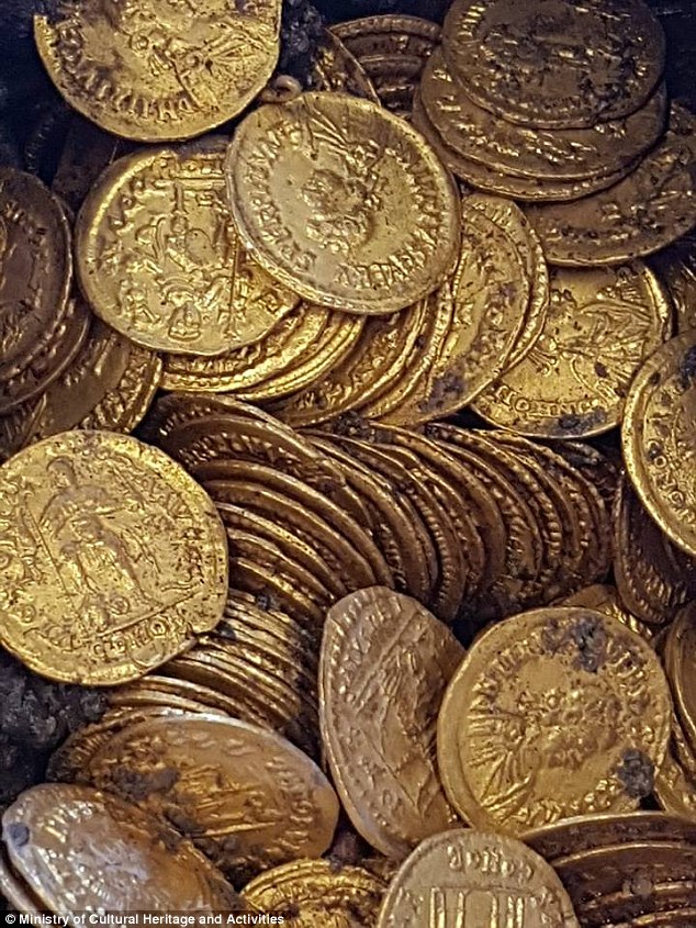 На миллионы евро: в Италии нашли клад с древнеримскими золотыми монетами 3