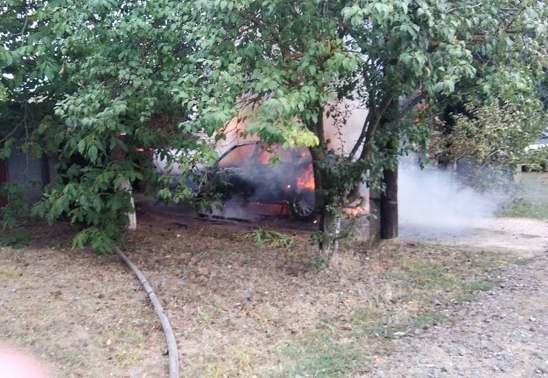 Варили и сожгли: в г. Очакове спасатели потушили пожар легкового автомобиля 3