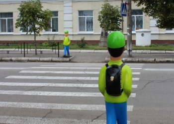 Для привлечения внимания водителей: в Вознесенске начали устанавливать фигурки школьников на пешеходных переходах