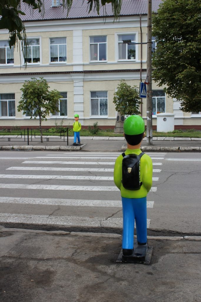 Для привлечения внимания водителей: в Вознесенске начали устанавливать фигурки школьников на пешеходных переходах 5