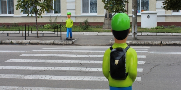 Для привлечения внимания водителей: в Вознесенске начали устанавливать фигурки школьников на пешеходных переходах