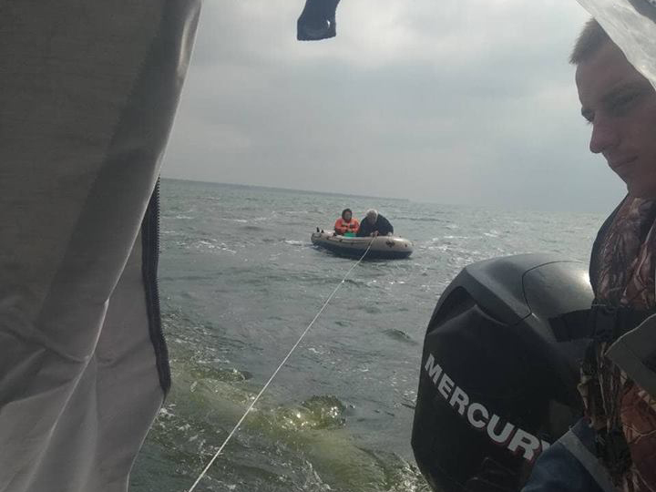 На Николаевщине спасли 4 рыбаков: у одних сломалось весло, других на лодке унесло далеко от берега 3