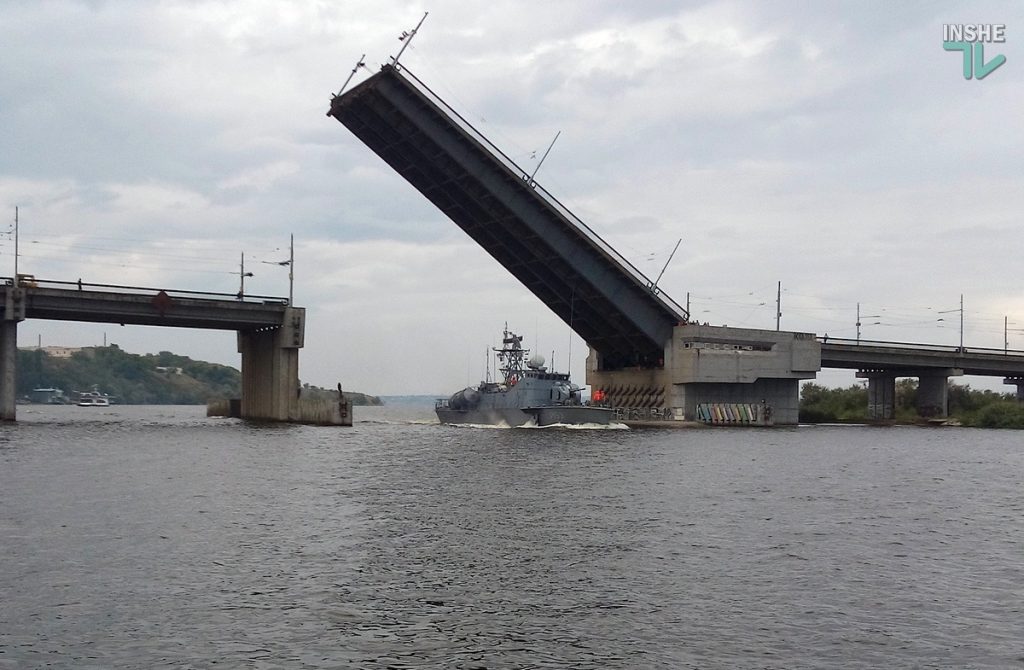 В Николаеве развели мосты: на ремонт зашел ракетный катер "Прилуки" 1