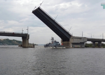 В Николаеве развели мосты: на ремонт зашел ракетный катер “Прилуки”