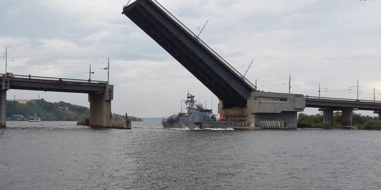 В Николаеве развели мосты: на ремонт зашел ракетный катер “Прилуки”