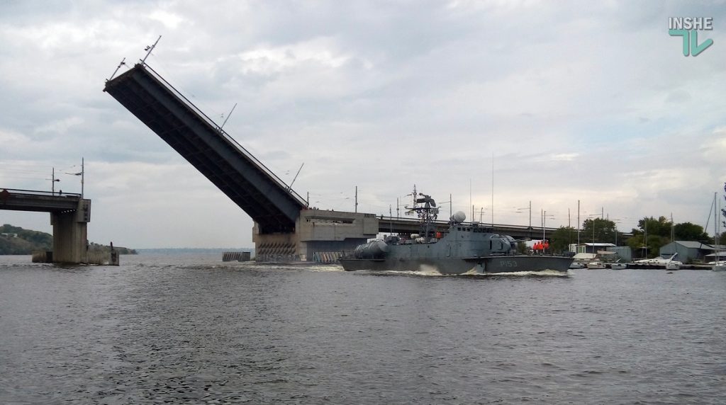 В Николаеве развели мосты: на ремонт зашел ракетный катер "Прилуки" 3