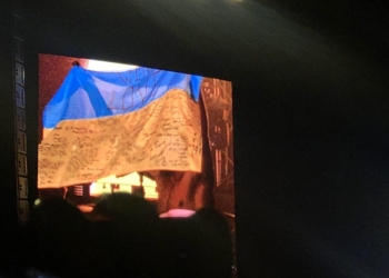 Лидер Imagine Dragons во время концерта в Киеве развернул флаг Украины