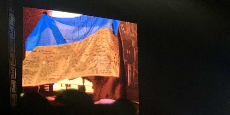 Лидер Imagine Dragons во время концерта в Киеве развернул флаг Украины