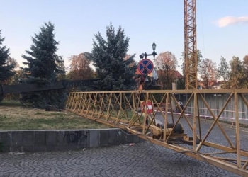 В центре Ужгорода упал строительный кран