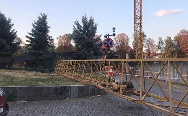 В центре Ужгорода упал строительный кран